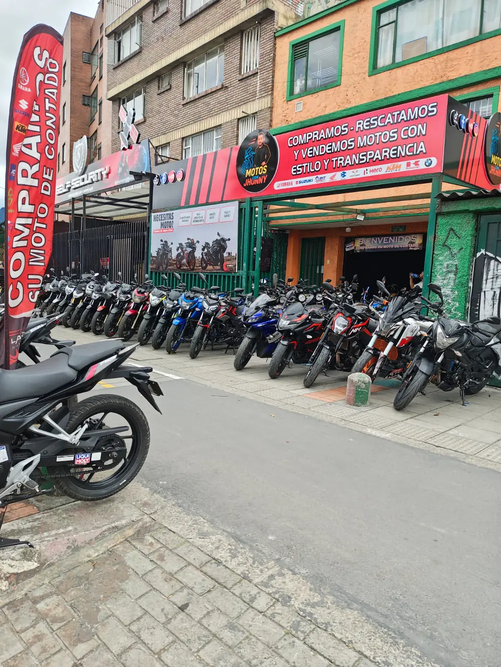 Fachada de la sede Transversal 35 con el aviso «Compramos, rescatamos y vendemos motos con estilo y transparencia»